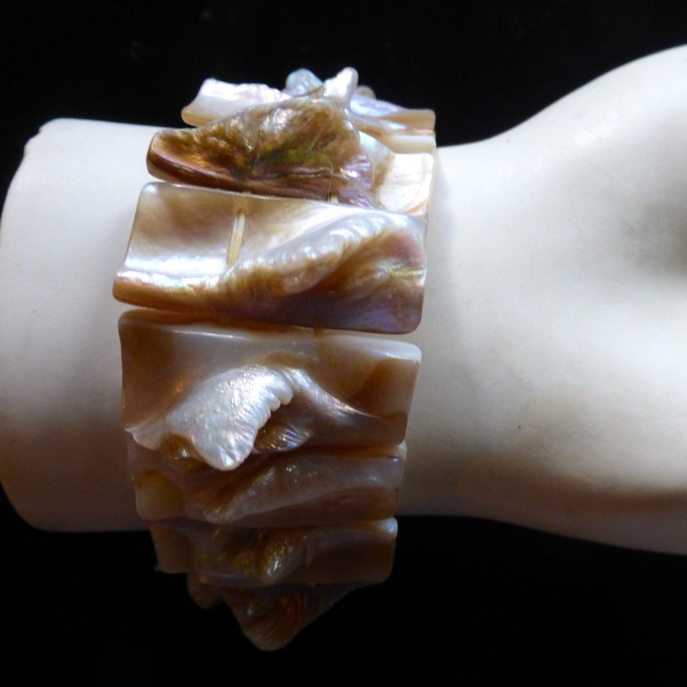 Women's Iridescent sea shell stretchy bracelet